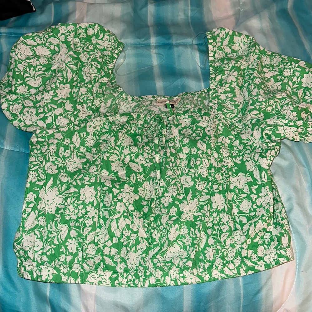 *NWT* Universal Thread Cropped Floral Blouse